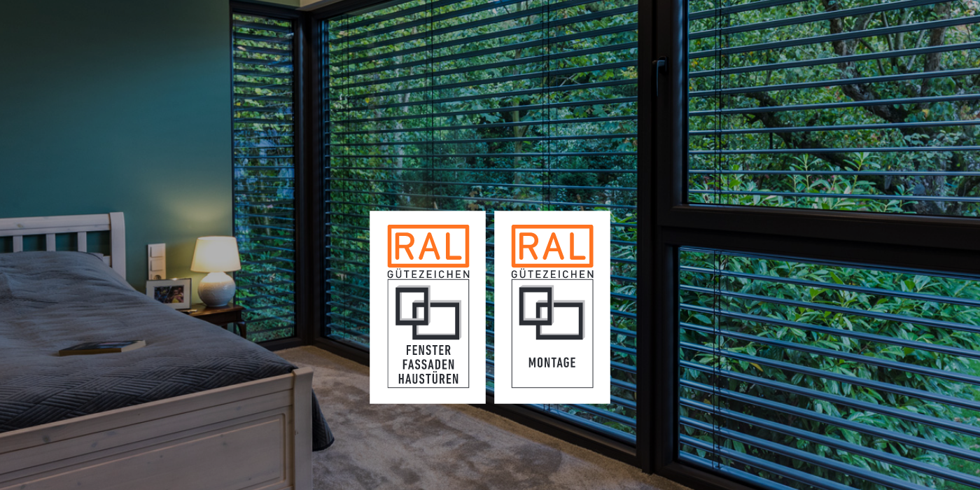 Modernes Schlafzimmer mit bodentiefen Fenstern. Im Vordergrund sind RAL-Gütezeichen abgebildet.