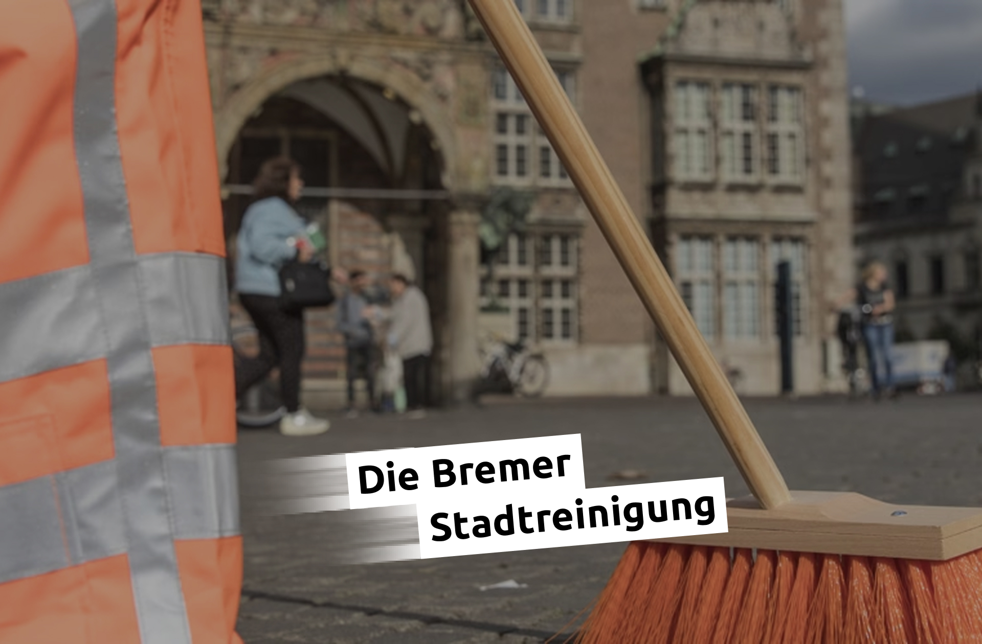 Eine Person fegt die Straße