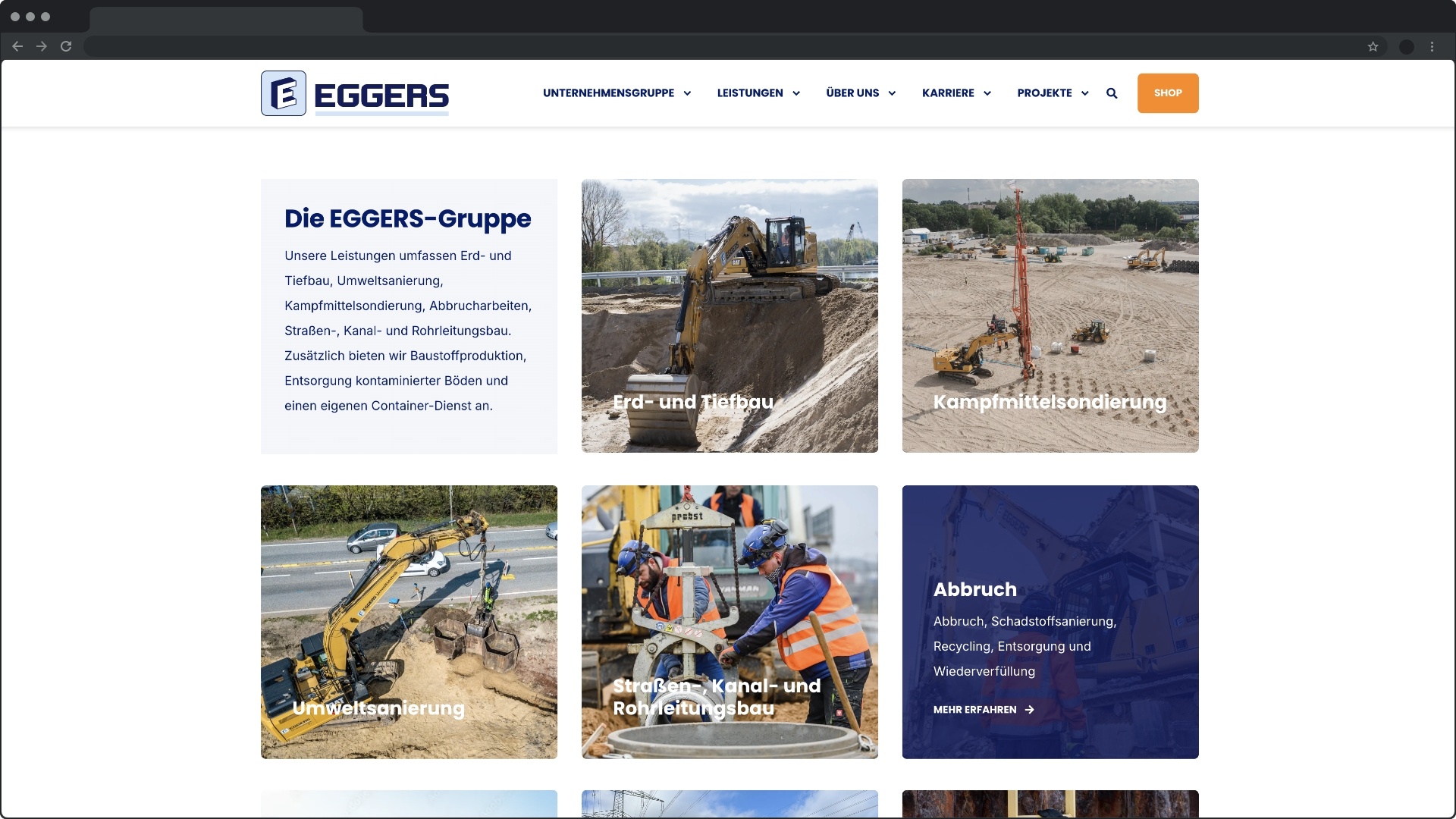 Screenshot der EGGERS-Gruppe Webseite mit dem Unternehmenslogo oben links. Die Seite zeigt ein Raster von Dienstleistungskacheln mit Bildern und Text. Zu sehen sind verschiedene Baudienstleistungen wie 'Erd- und Tiefbau', 'Komplettdienstleistung', 'Umweltsanierung', 'Rohrleitungstiefbau- und Kanalbau' sowie 'Abbruch'. Die Bilder zeigen Baumaschinen bei der Arbeit, darunter Bagger und Bauarbeiter in Schutzkleidung. Das Layout ist professionell gestaltet mit einer Mischung aus Bildern und beschreibenden Texten in einem Kacheldesign.
