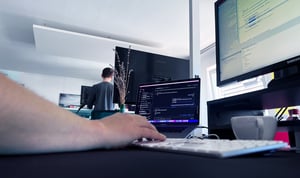 Blackbit-Office-typing-hands_bgr_70_3000x1780